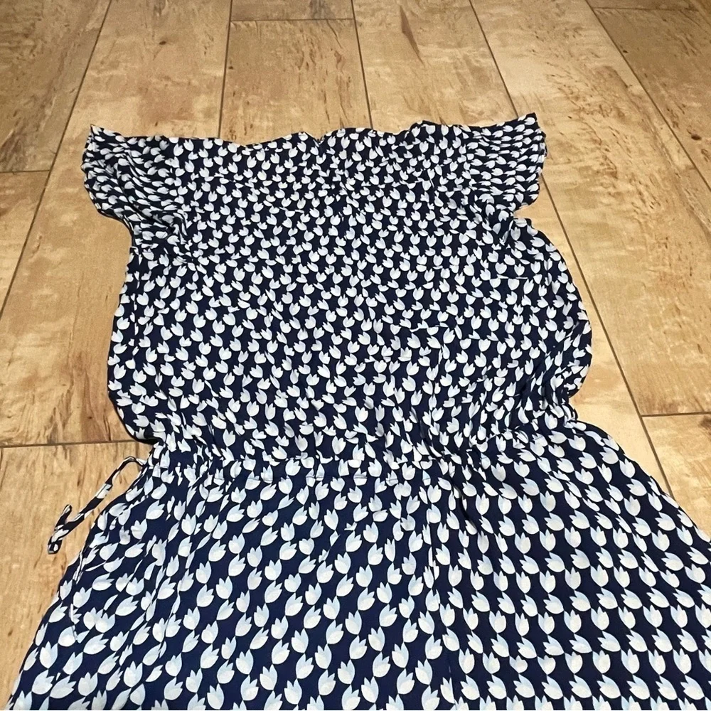 Rose & Olive - floral v-neck shorts romper - women’s size small - blue white‎